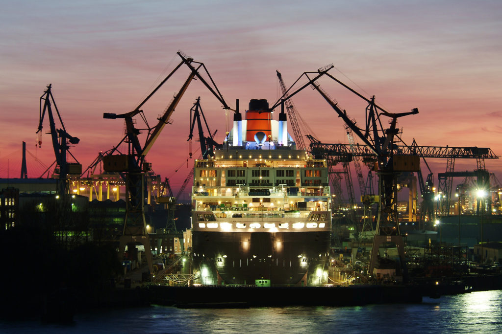 Die Queen Mary 2 liegt fest vertäut im Hamburger Hafen.