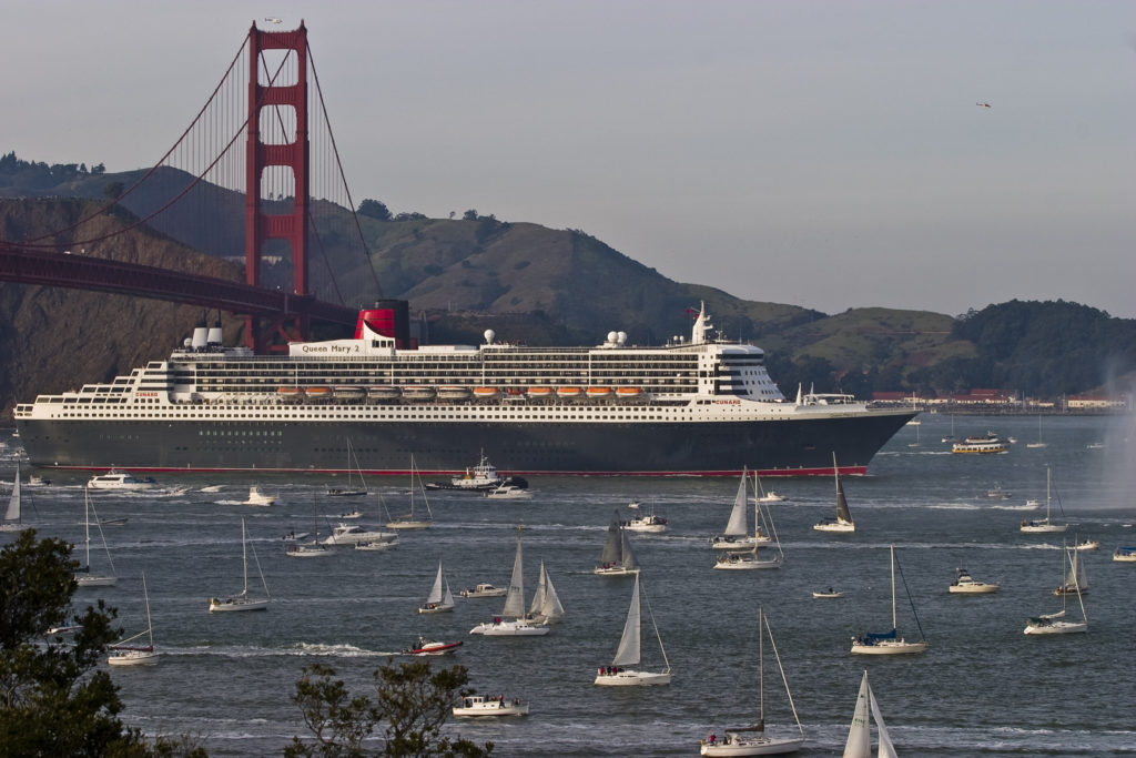 Unzählige Schiffe und Segler begrüßen die Queen Mary 2 beim Einlaufen in San Francisco.