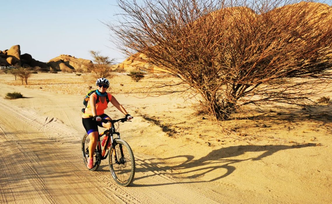 Ricarda während einer Mountainbike-Reise durch Namibia