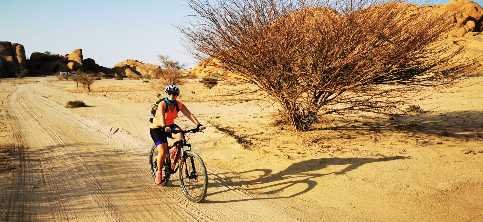 Ricarda während einer Mountainbike-Reise durch Namibia