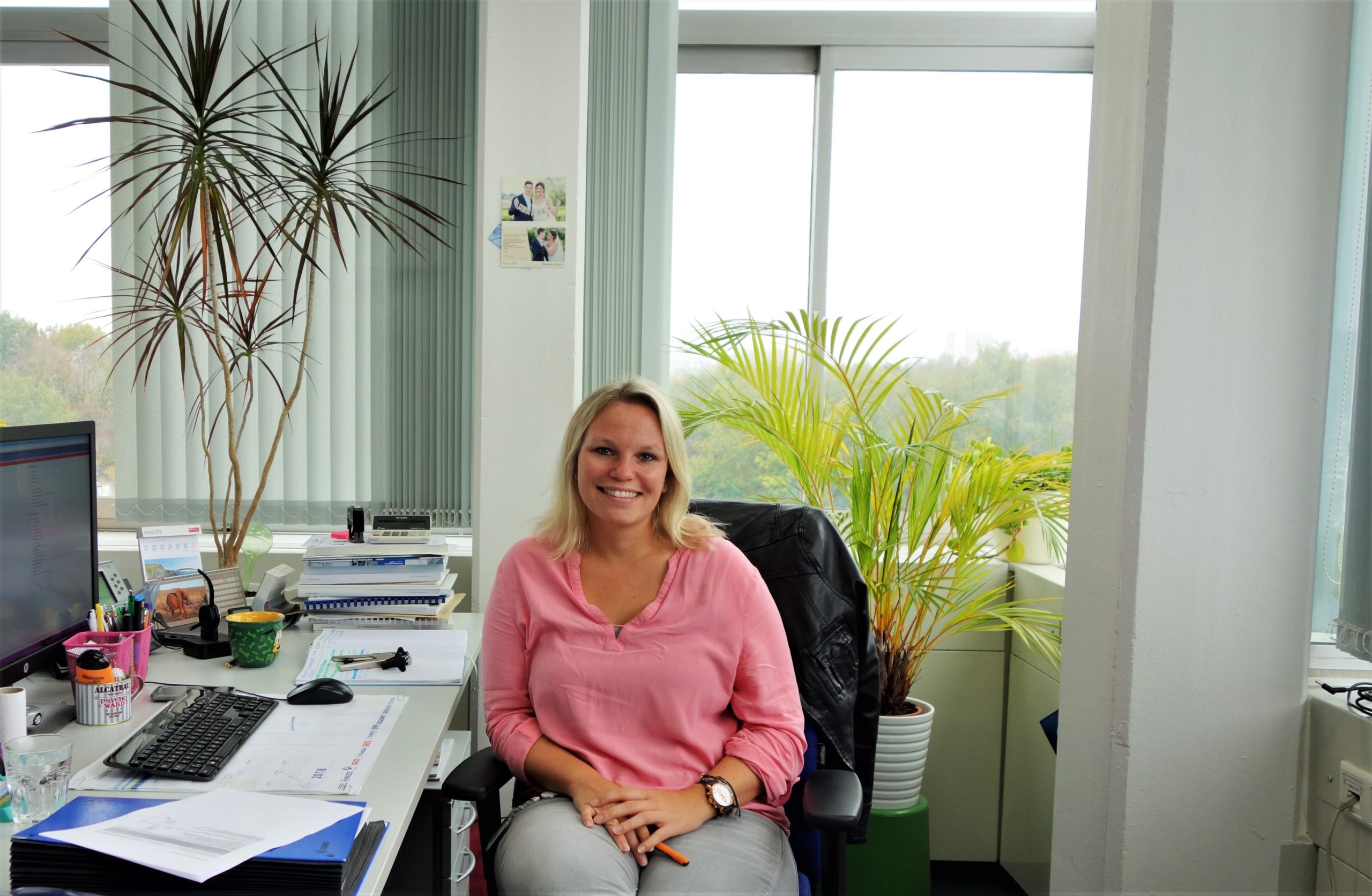 Ricarda in her bright office, in which her favorite color, pink, is an absolute must