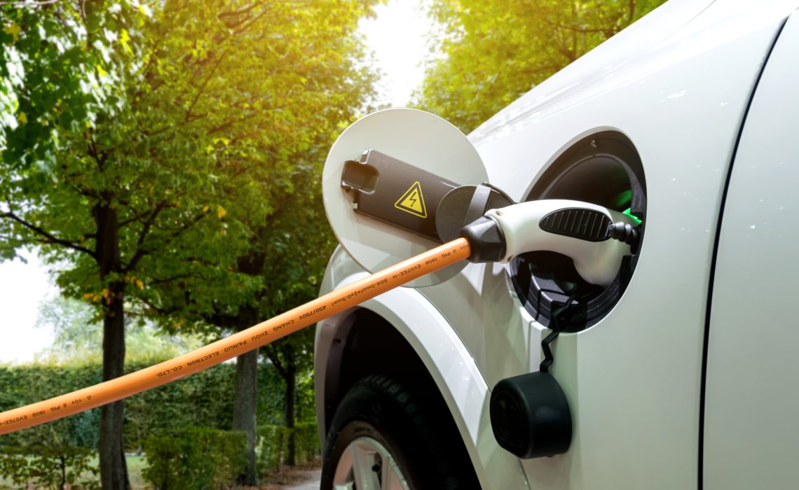 Laden eines Elektroautos mit angeschlossenem Netzkabel.