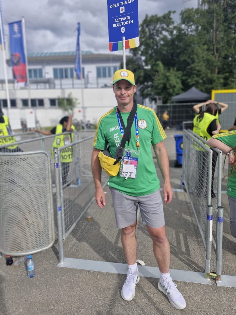 Image of Bruno Jacksteit as a volunteer at the EM-entrance