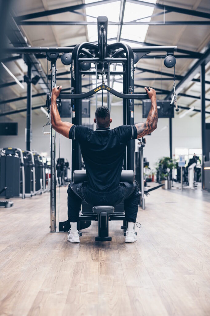 Image of Pieter Breedveld from behind in the gym