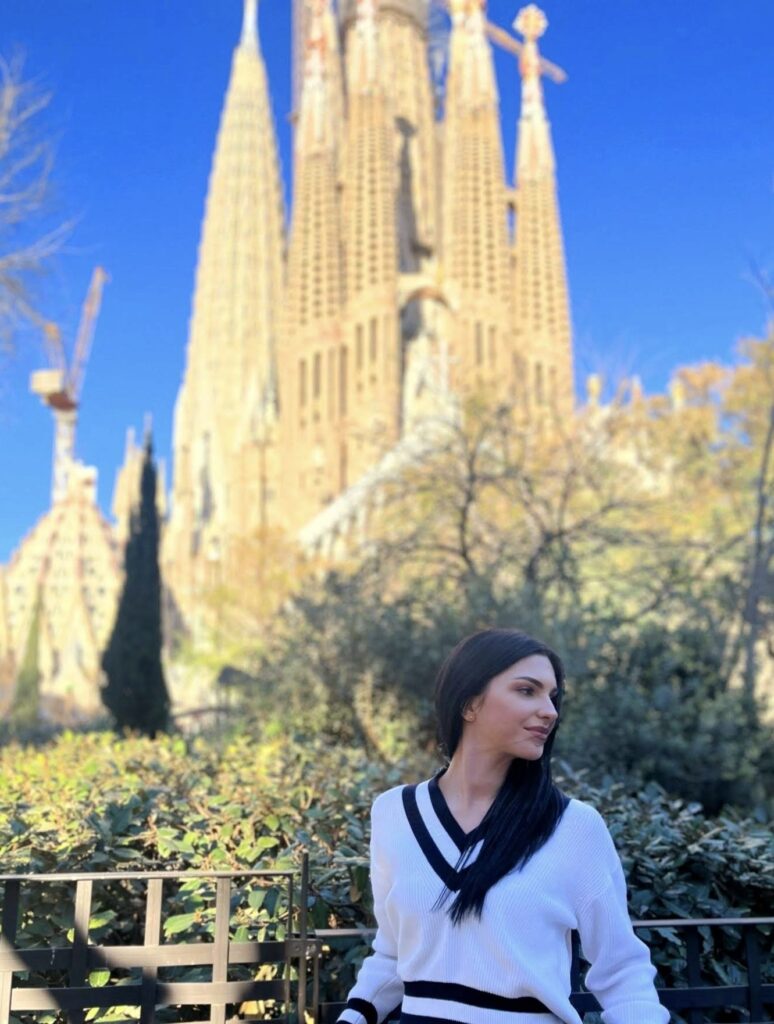 Image of Sonja Raičević in front of the Sagrada Família in Barcelona