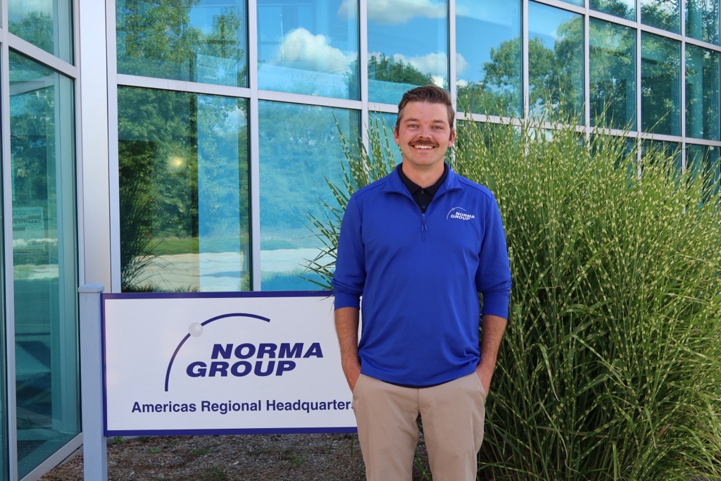 Image of Lee Teasley in front on a building